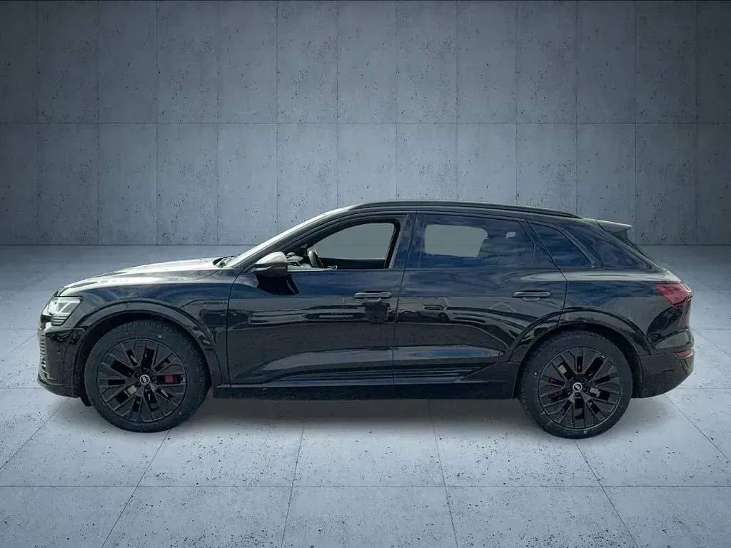 Second-hand Audi Q8 e-tron S-Line 250 kW (340 CP) 2023 Negru SUV