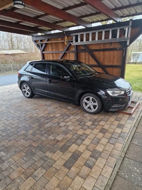 Schwarz Gebraucht 2015 Audi A3 Ambition Limousine | 8.990 € (Fairer Preis) - Bild 1/4