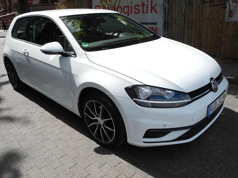 Weiß Gebraucht 2018 VW Golf VII Trendline Limousine | 10.950 € (Superpreis) - Bild 1/4