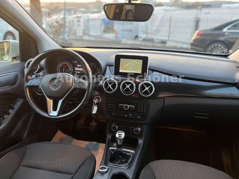 Gebraucht Mercedes B180 122 PS (89 kW) 2013 Weiß Van / Kleinbus