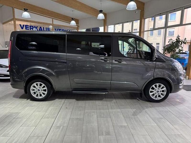 Gebraucht Ford Tourneo Custom Titanium 131 PS (96 kW) 2021 Grau Van