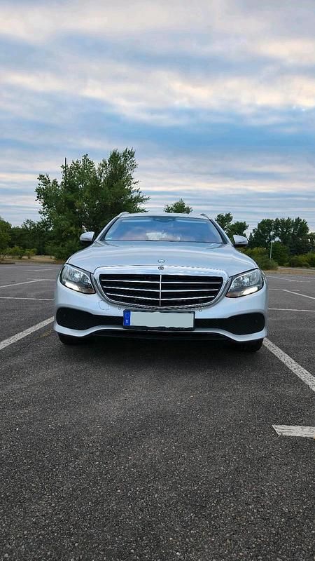 Gebraucht Mercedes E220 194 PS (142 kW) 2018 Silber Kombi