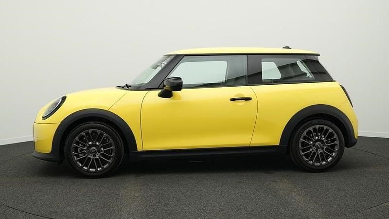 Second-hand Mini Cooper Classic 156 CP (114 kW) 2024 Galben Hatchback