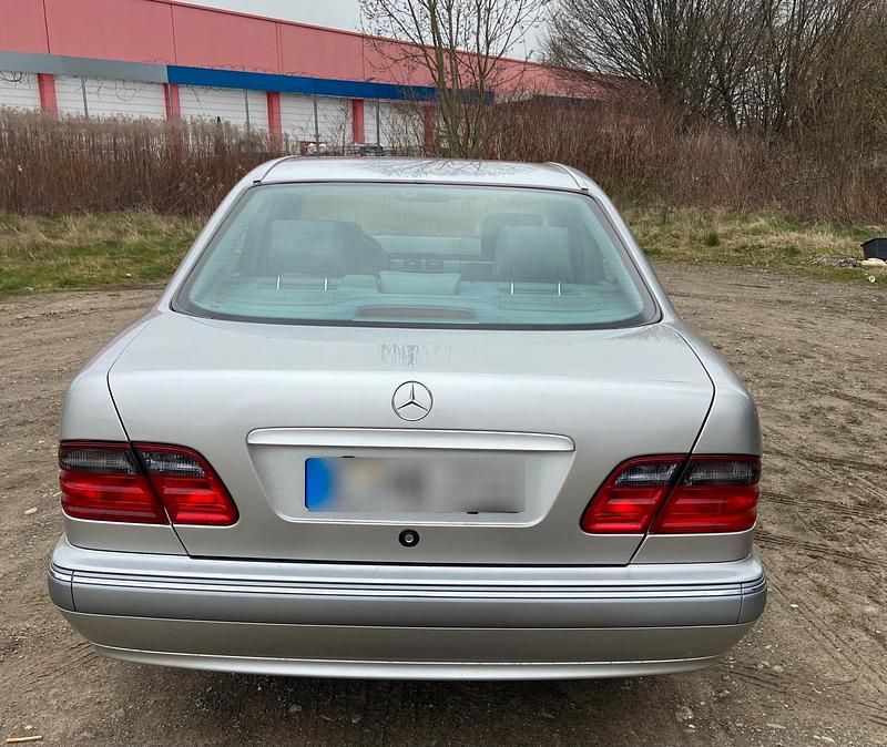 Gebraucht Mercedes E240 Elegance 170 PS (125 kW) 2000 Silber Limousine