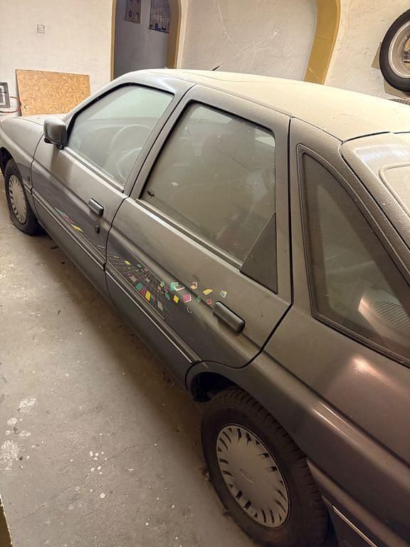 Blau Gebraucht 1992 Ford Escort Limousine | 5.600 € - Bild 1/4