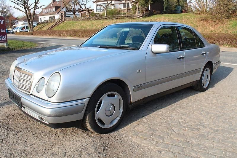 Gebraucht Mercedes E240 170 PS (125 kW) 1999 Silber Limousine