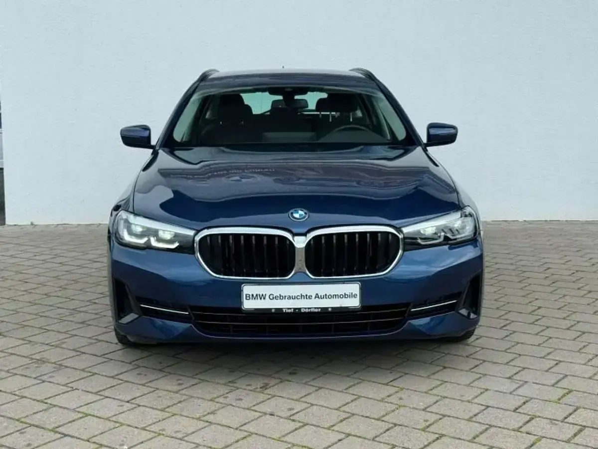 Gebraucht BMW 520 Sport Line 190 PS (139 kW) 2023 Phytonicblau metallic Kombi