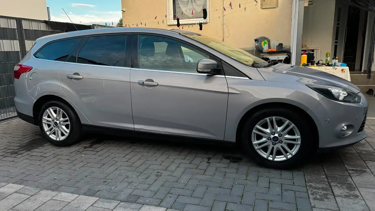 Gebraucht Ford Focus 95 PS (69 kW) 2014 Grau Kombi