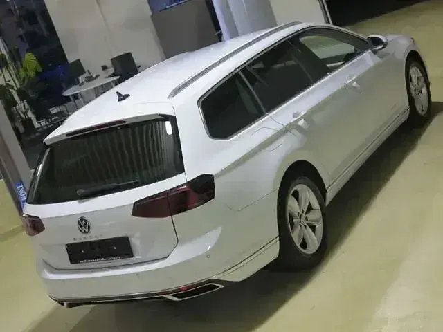 Gebraucht VW Passat Elegance 150 PS (110 kW) 2023 Glacier white (metallic) Kombi