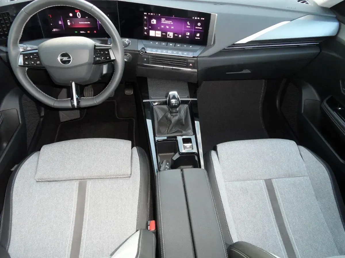 Gebraucht Opel Astra Elegance 131 PS (96 kW) 2023 Silber metallic Kleinwagen