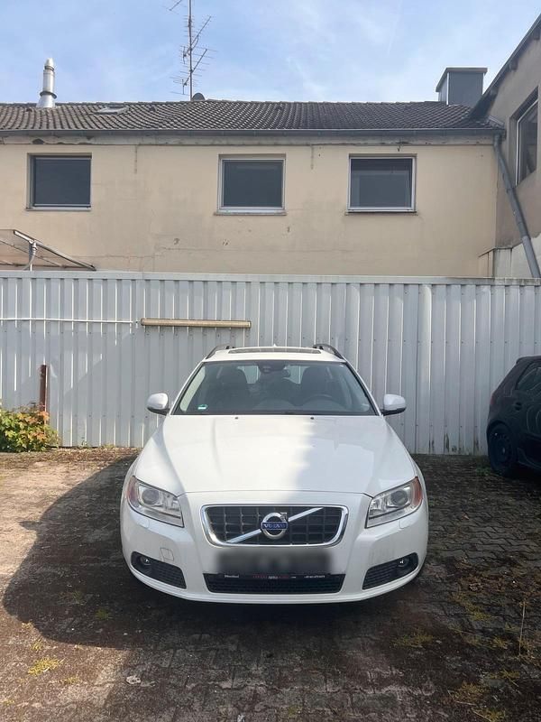 Weiß Gebraucht 2013 Volvo V70 Kombi | 11.000 € (Fairer Preis) - Bild 1/4
