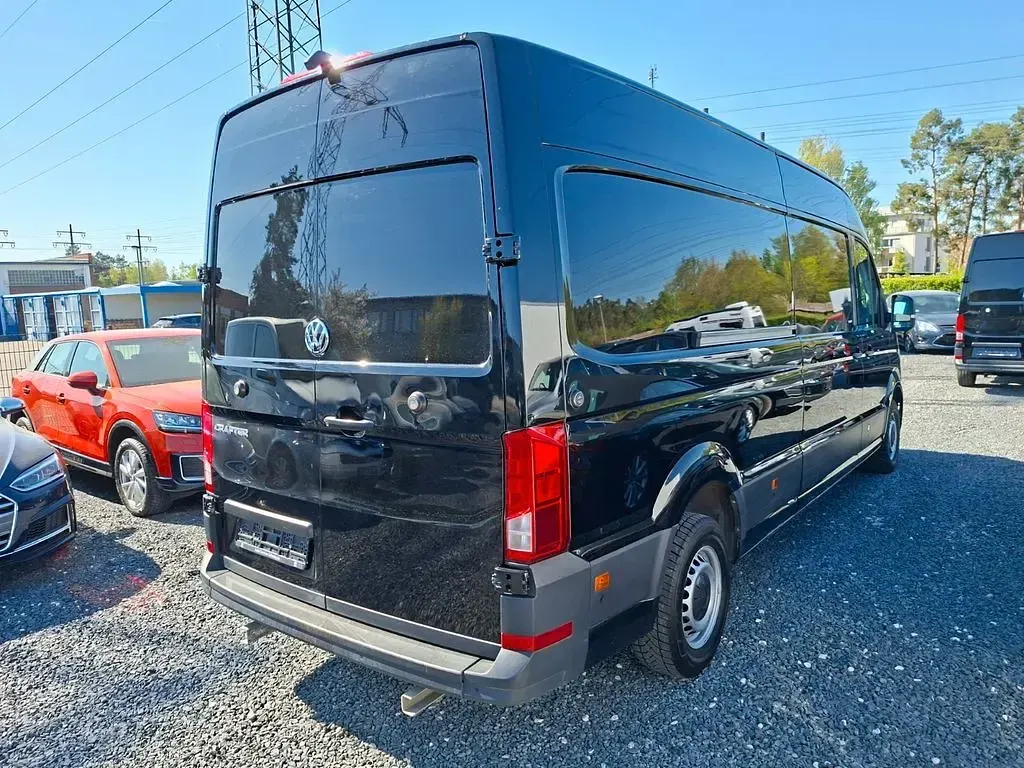 Second-hand VW Crafter 177 CP (130 kW) 2023 Negru Van