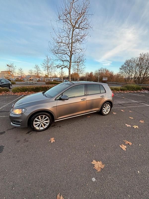 Gebraucht VW Golf VII 110 PS (80 kW) 2016 Gold Kleinwagen