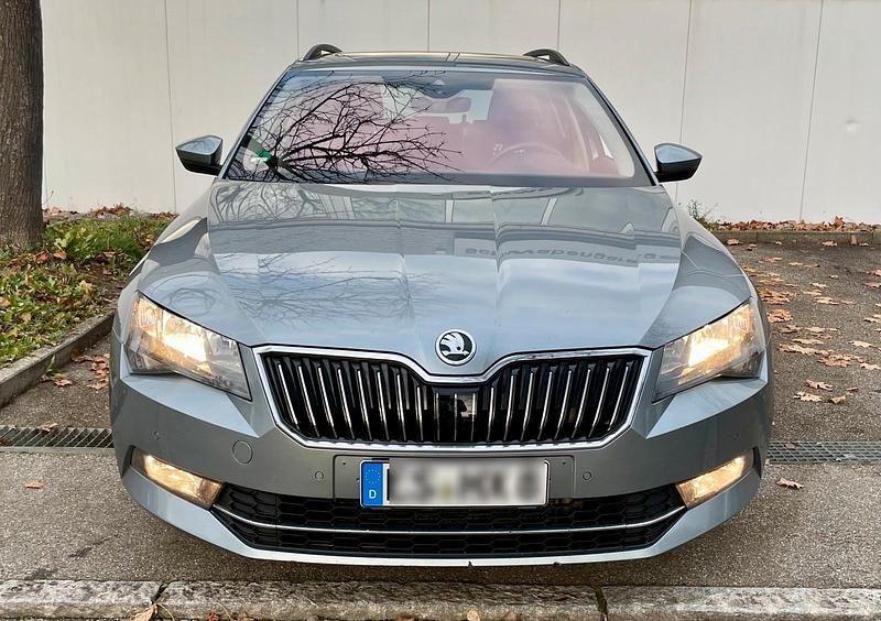 Silber Gebraucht 2017 Skoda Superb Kombi | 11.000 € (Fairer Preis) - Bild 1/4