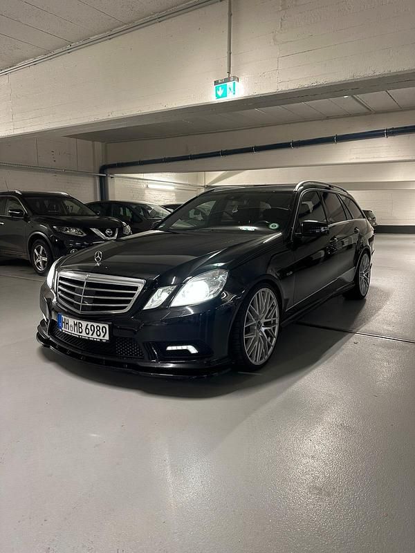 Schwarz Gebraucht 2011 Mercedes E220 Avantgarde Kombi | 9.750 € (Etwas zu teuer) - Bild 1/4
