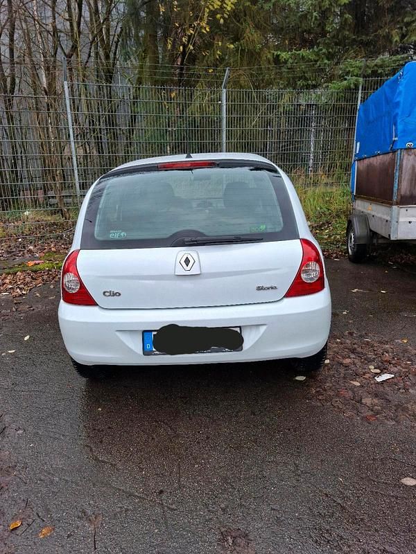 Weiß Gebraucht 2009 Renault Clio II Kleinwagen | 2.800 € (Etwas zu teuer) - Bild 1/4