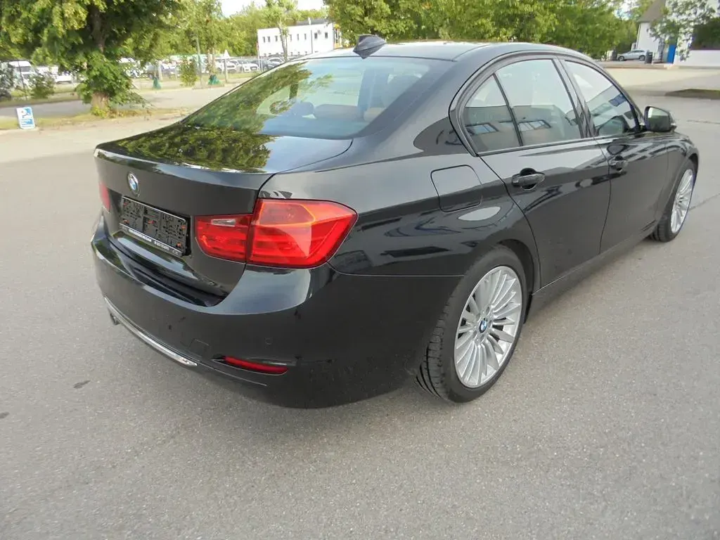 Gebraucht BMW 325 Luxury Line 218 PS (160 kW) 2014 Saphirschwarz Limousine