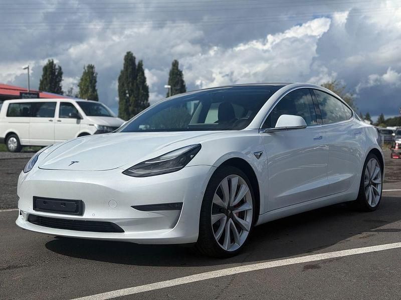 Weiß Gebraucht 2019 Tesla Model 3 Limousine | 22.400 € (Fairer Preis) - Bild 1/4