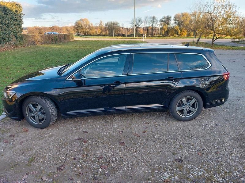 Schwarz Gebraucht 2020 VW Passat Business Kombi | 21.900 € (Fairer Preis) - Bild 1/4