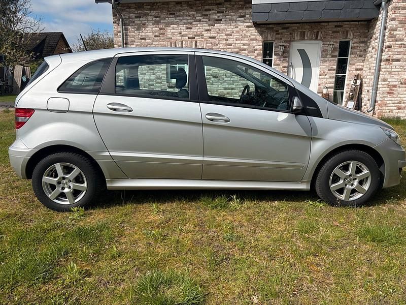 Gebraucht Mercedes B150 95 PS (69 kW) 2009 Silber Van / Kleinbus