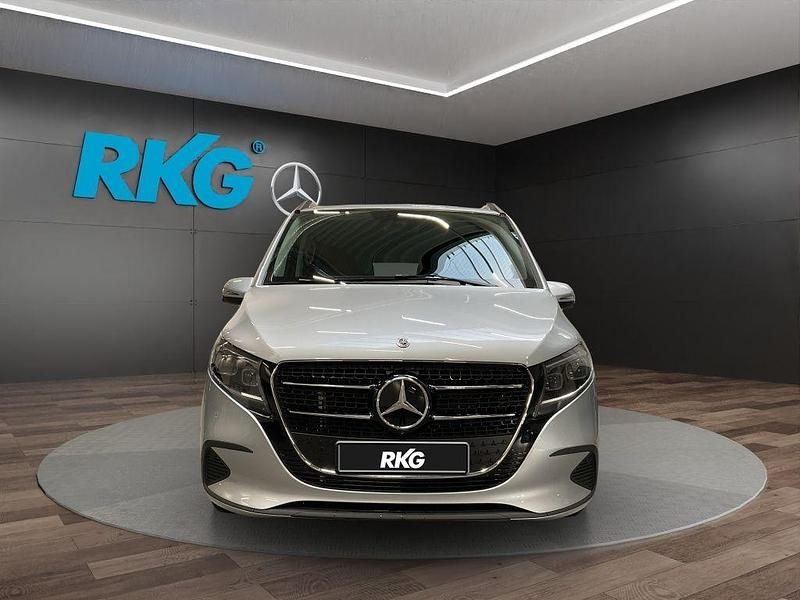 Gebraucht Mercedes V220 Style 163 PS (119 kW) 2024 Silber Van / Kleinbus
