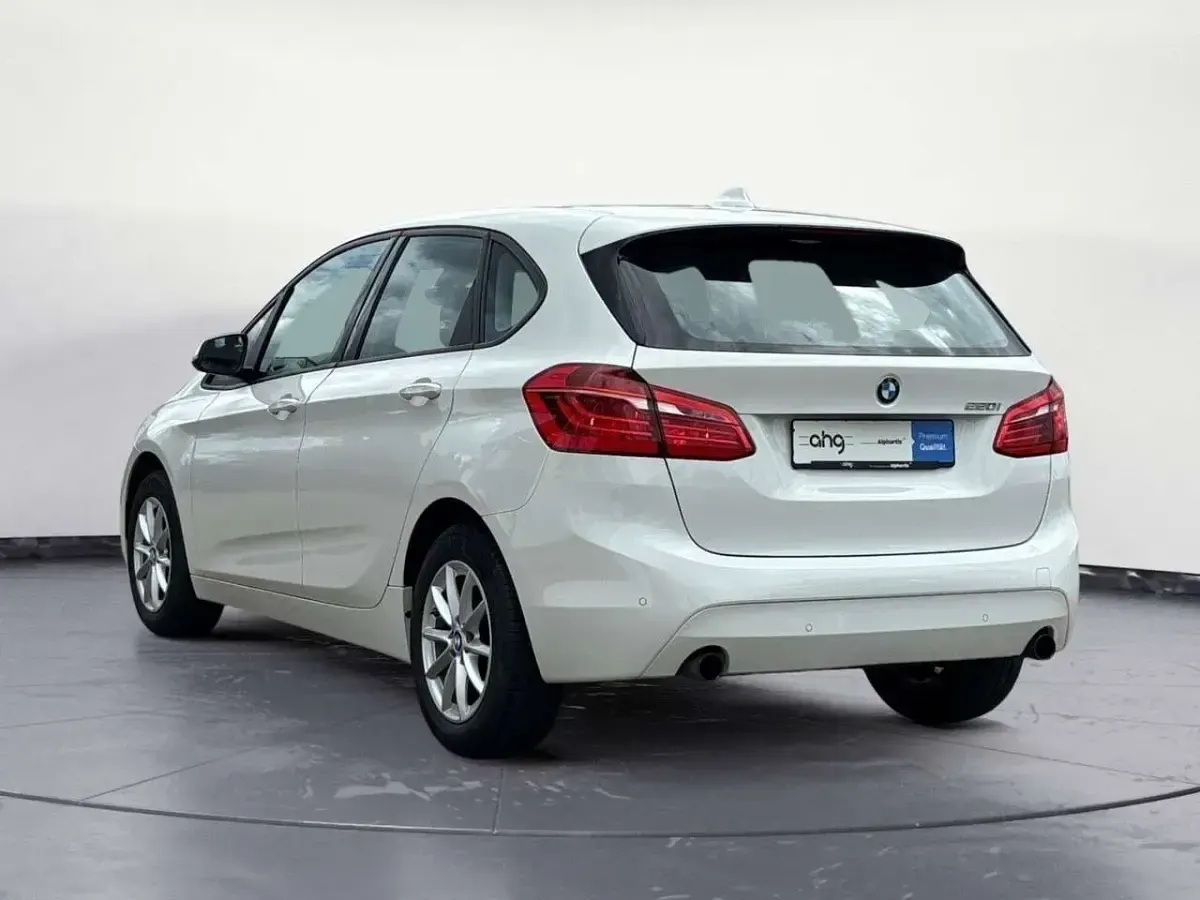 Gebraucht BMW 220 Advantage 192 PS (141 kW) 2017 Alpinweiß Van / Kleinbus
