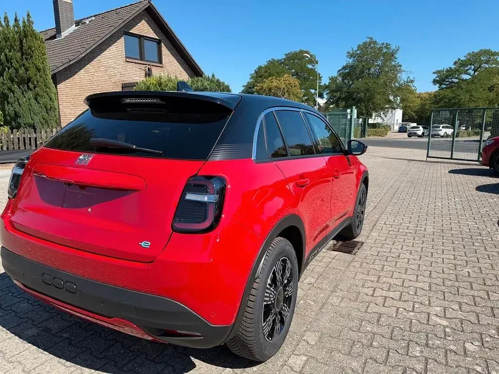 Neu Fiat 600E La Prima 114 kW (156 PS) 2026 Rot SUV