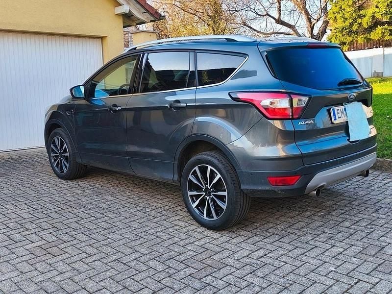 Gebraucht Ford Kuga Titanium 150 PS (110 kW) 2017 Grau SUV