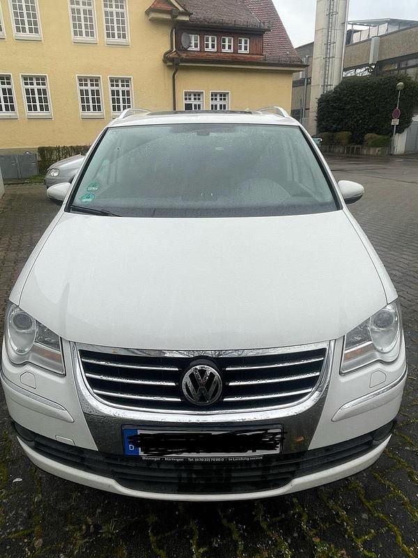 Weiß Gebraucht 2010 VW Touran Van / Kleinbus | 5.000 € - Bild 1/4