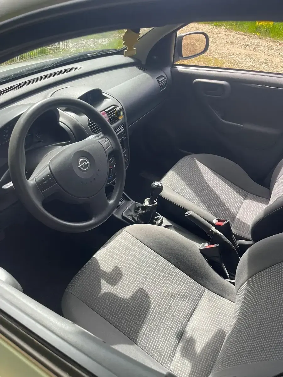 Używany Opel Corsa 75 KM (55 kW) 2003 Srebrny Hatchback