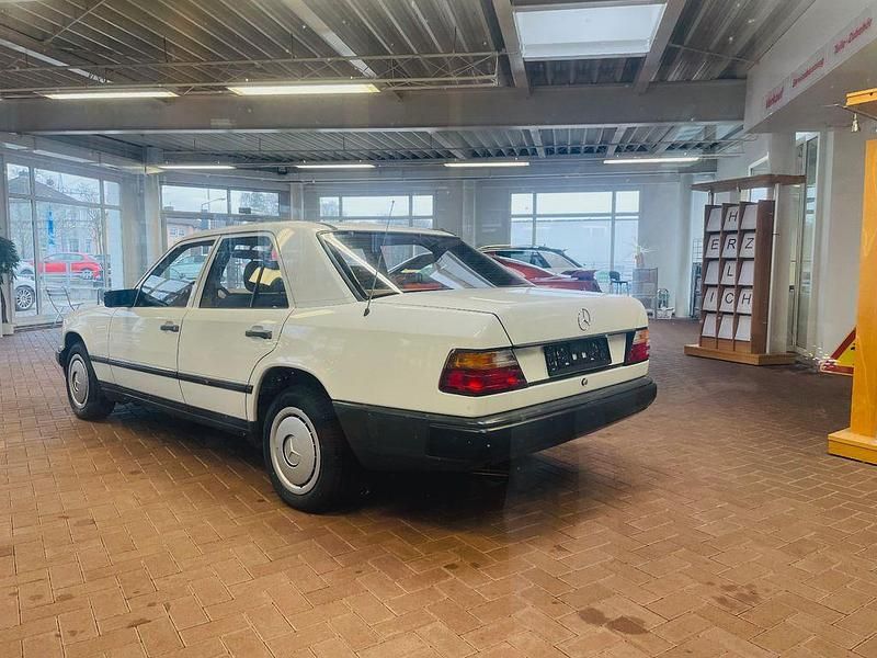 Gebraucht Mercedes 200 105 PS (77 kW) 1988 Weiß Limousine