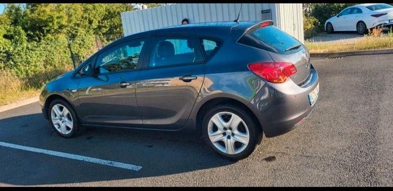 Gebraucht Opel Astra Edition 101 PS (74 kW) 2012 Grau Limousine