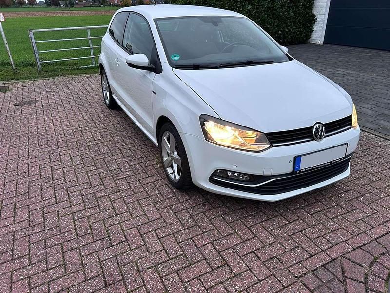 Weiß Gebraucht 2015 VW Polo LOUNGE Limousine | 7.500 € (Fairer Preis) - Bild 1/4