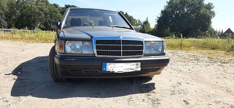 Grau Gebraucht 1992 Mercedes 190 Limousine | 6.850 € - Bild 1/4