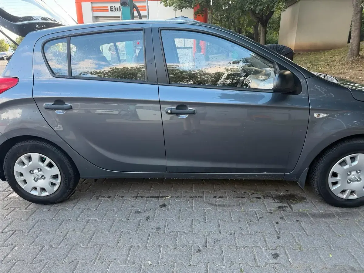 Gebraucht Hyundai i20 86 PS (63 kW) 2014 Grau Kleinwagen