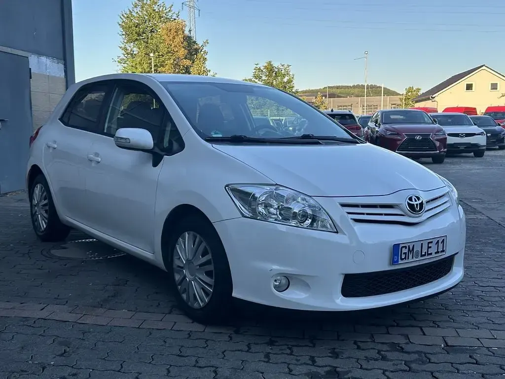 Gebraucht Toyota Auris 132 PS (97 kW) 2011 Weiß Kleinwagen