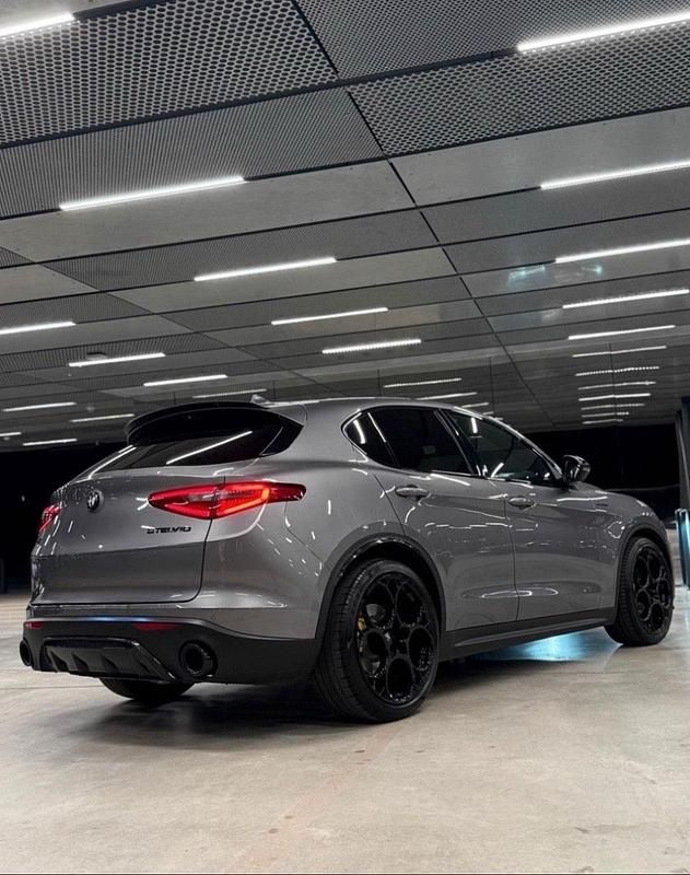 Grau Gebraucht 2018 Alfa Romeo Stelvio SUV | 26.500 € (Teuer) - Bild 1/4