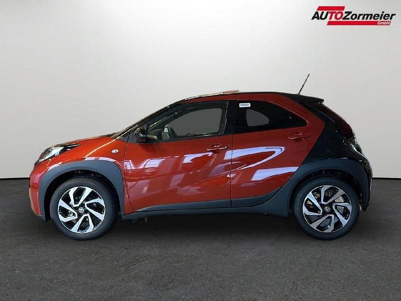 Neu Toyota Aygo X Team 72 PS (52 kW) 2025 Chili red (3u4)/ black mica (2 SUV