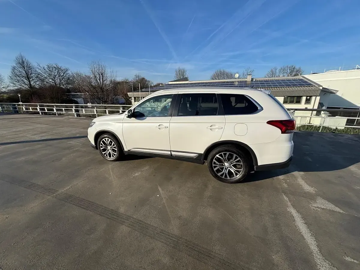 Begagnad Mitsubishi Outlander 150 HK (110 kW) 2016 Vit SUV