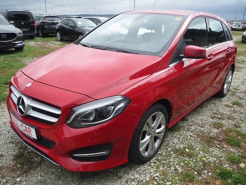 Rot Gebraucht 2016 Mercedes B200 Urban Van / Kleinbus | 14.990 € (Fairer Preis) - Bild 1/4