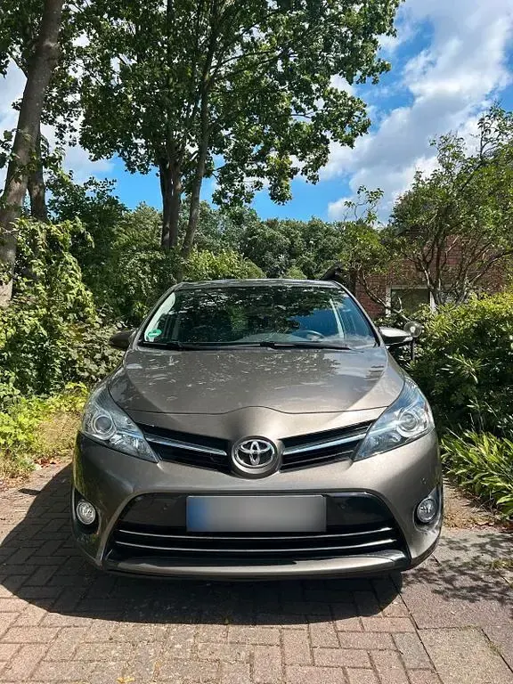 Gebraucht Toyota Verso Comfort 132 PS (97 kW) 2017 Grau Van / Kleinbus