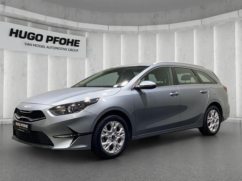 (css) lunar silver m (metallisch silber) Gebraucht 2023 Kia Ceed Kombi | 20.590 € (Fairer Preis) - Bild 1/4