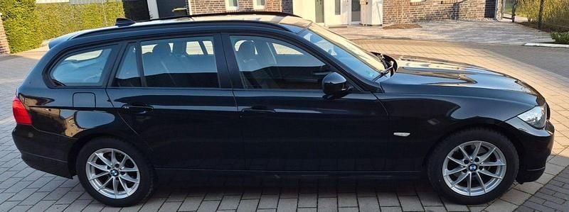 Gebraucht BMW 318 143 PS (105 kW) 2010 Schwarz Kombi