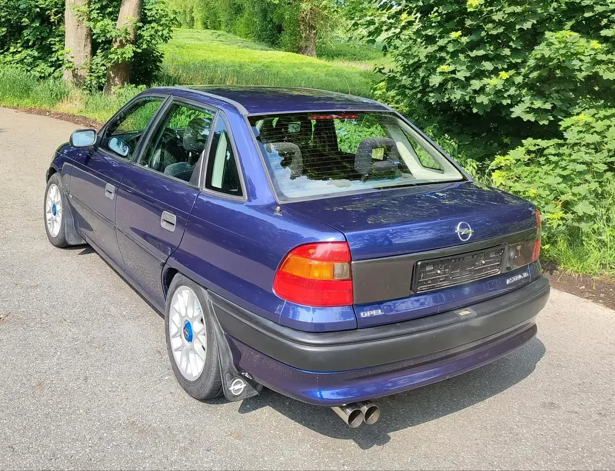Gebraucht Opel Astra 71 PS (52 kW) 1995 Blau Limousine