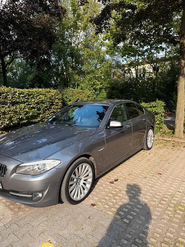 Grau Gebraucht 2011 BMW 530 M Sport Limousine | 16.500 € (Teuer) - Bild 1/4
