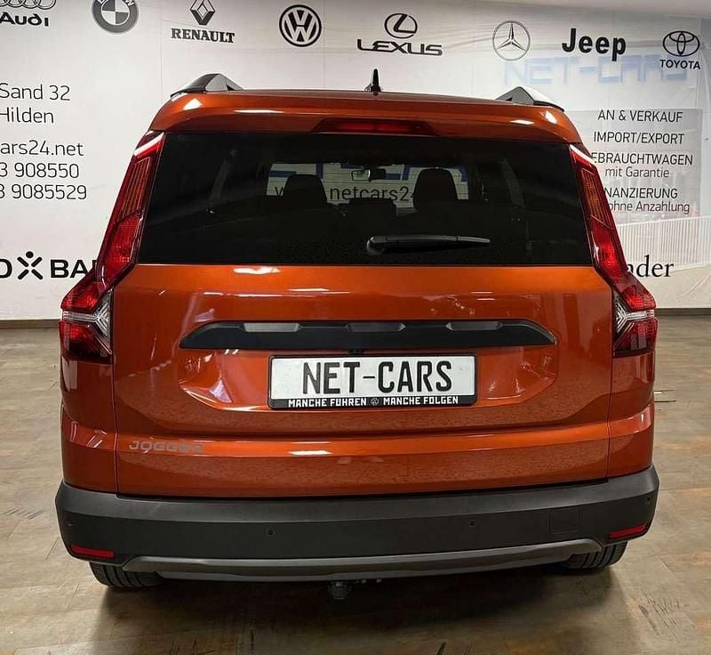 Gebraucht Dacia Jogger Essentiel 91 PS (66 kW) 2023 Rot Van / Kleinbus