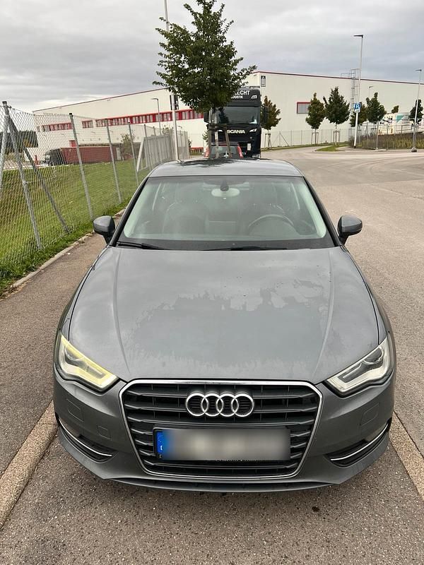 Grau Gebraucht 2013 Audi A3 Sportback Kombi | 7.100 € (Superpreis) - Bild 1/4