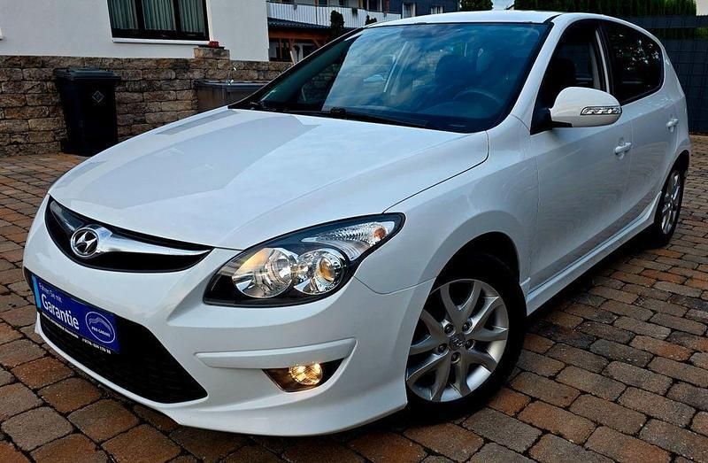 Weiß Gebraucht 2011 Hyundai i30 Edition Limousine | 3.499 € (Fairer Preis) - Bild 1/4