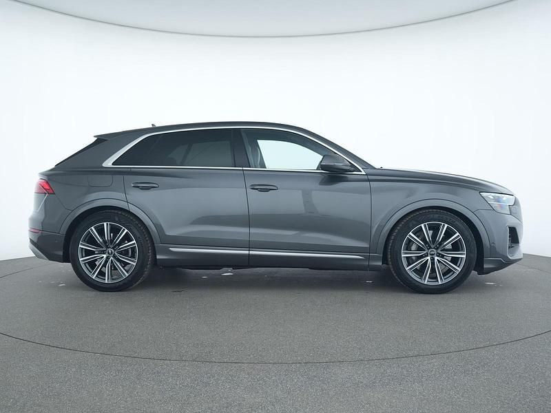 Gebraucht Audi Q8 S-Line 394 PS (289 kW) 2024 Samuraigrau SUV