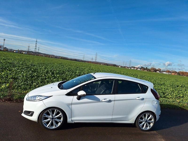 Gebraucht Ford Fiesta 75 PS (55 kW) 2016 Weiß Kleinwagen